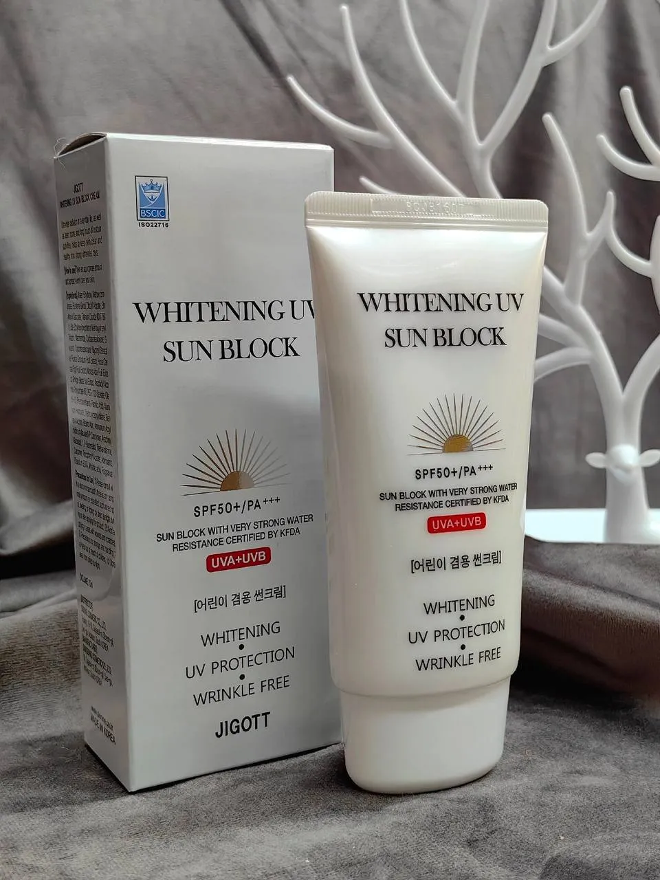 Осветляющий солнцезащитный крем Jigott Whitening Uv Sun Block SPF 50